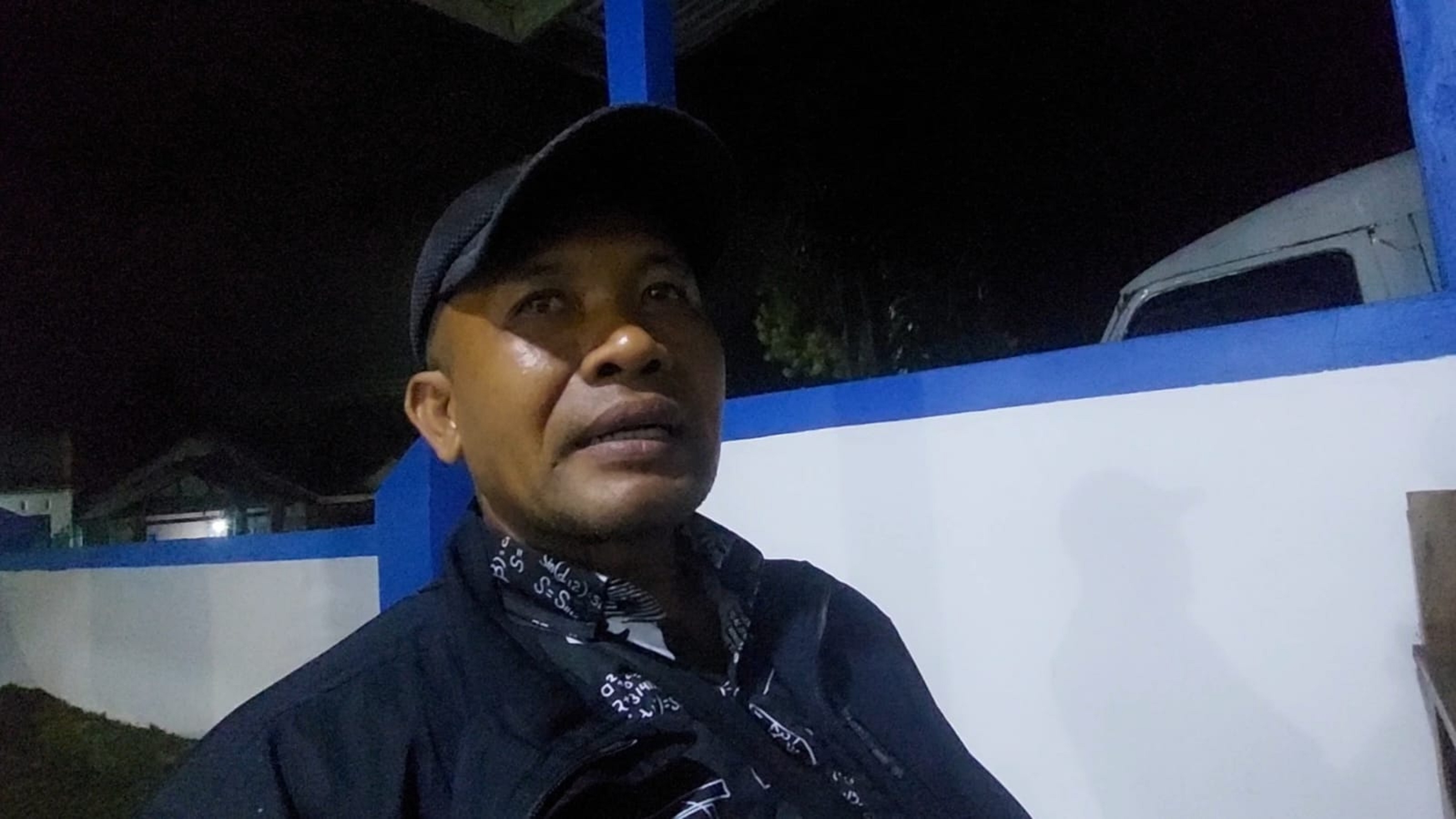 KELUAR DARI KACA DEPAN: M. Ali Mustofa, warga Desa Jajag, Gambiran, Banyuwangi, setelah keluar dari Isuzu Elf B 7273 IR yang terguling, bersama 15 orang penumpang.
