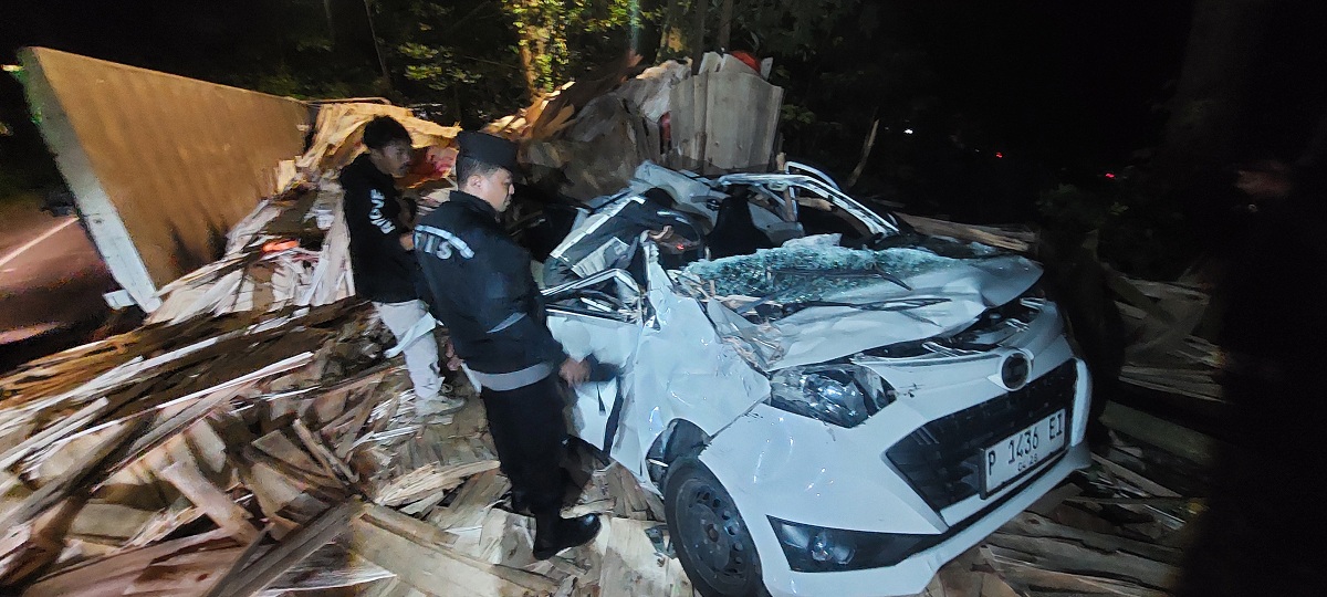 HANCUR: Mobil Daihatsu Sigra P 1436 EI disopiri Achmad Ghofir, warga Kelurahan Kebonsari, Kecamatan Sumbersari, rusak setelah tertimpa tronton di KM 37, Dusun Gumitir, Desa Sidomulyo, Silo.