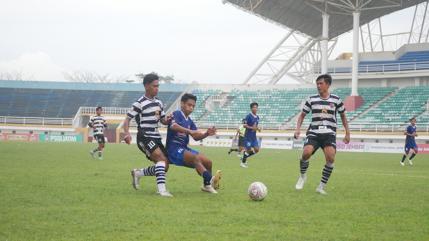 BERDUEL: Pemain Persid Jember berduel dengan pemain Arek Simo Putra di Stadion Jember Sport Garden (JSG), kemarin. Pada pertandingan babak 32 besar ini, Macan Raung menang 2-0.&nbsp;
