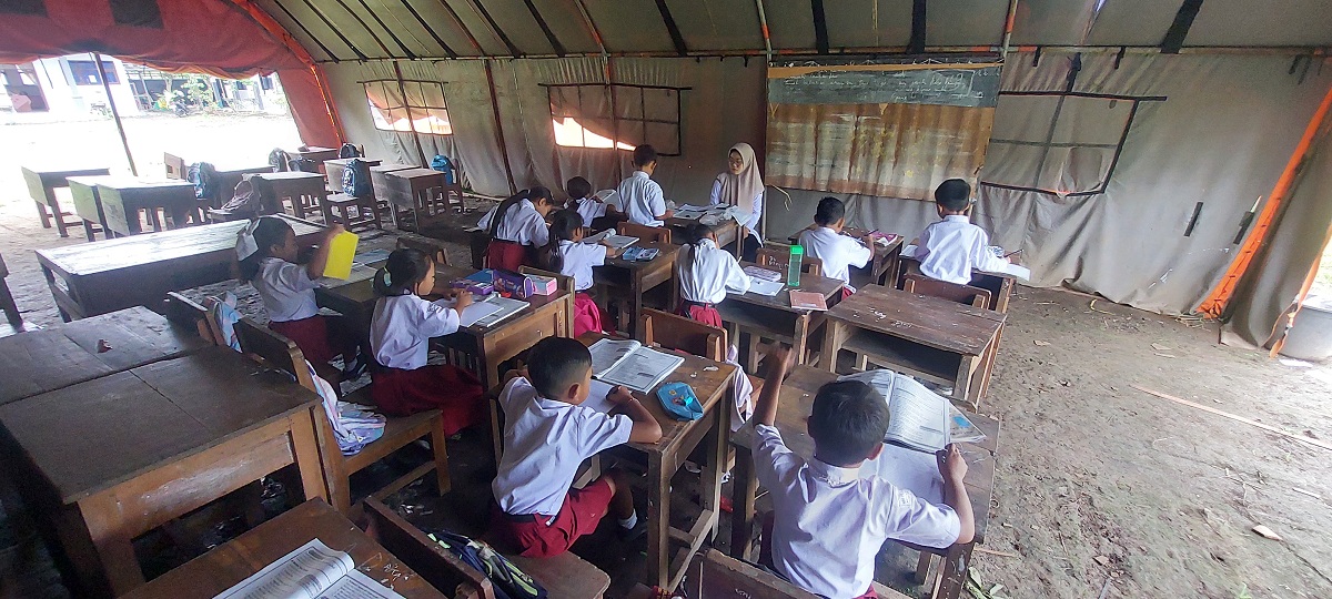 TETAP SEMANGAT: Siswa kelas II SDN Plalangan 03, Kecamatan Kalisat masih belajar di tenda, kemarin. Rencananya, Rabu (7/1) besok, akan menempati ruang kelas baru yang sudah dibangun.
