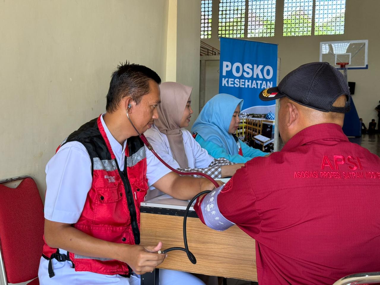 PENGABDIAN: RS Bina Sehat berpartisipasi dalam peringatan HUT Satuan Pengamanan (Satpam), di Politeknik Negeri Jember (Polije), Jumat (2/1).