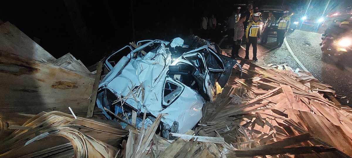 HANCUR: Mobil Daihatsu Sigra P 1436 EI yang disopiri Achmad Ghofir, warga Kelurahan Kebonsari, Sumbersari, hancur setelah tertimpa tronton yang terguling di Km 37, Dusun Gumitir, Desa Sidomulyo.