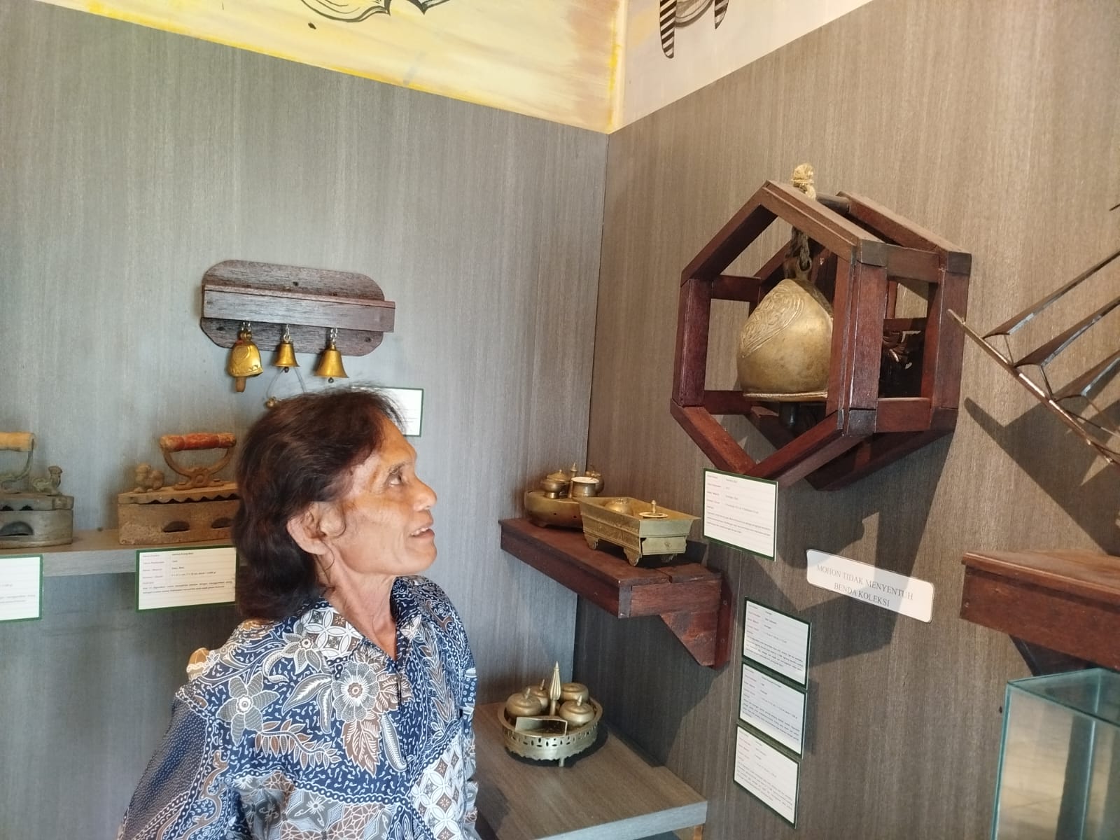 DISIMPAN DI MUSEUM: Darmono Endri Susilo melihat kluntung sapi peninggalan leluhurnya yang disimpan di Museum Telu.