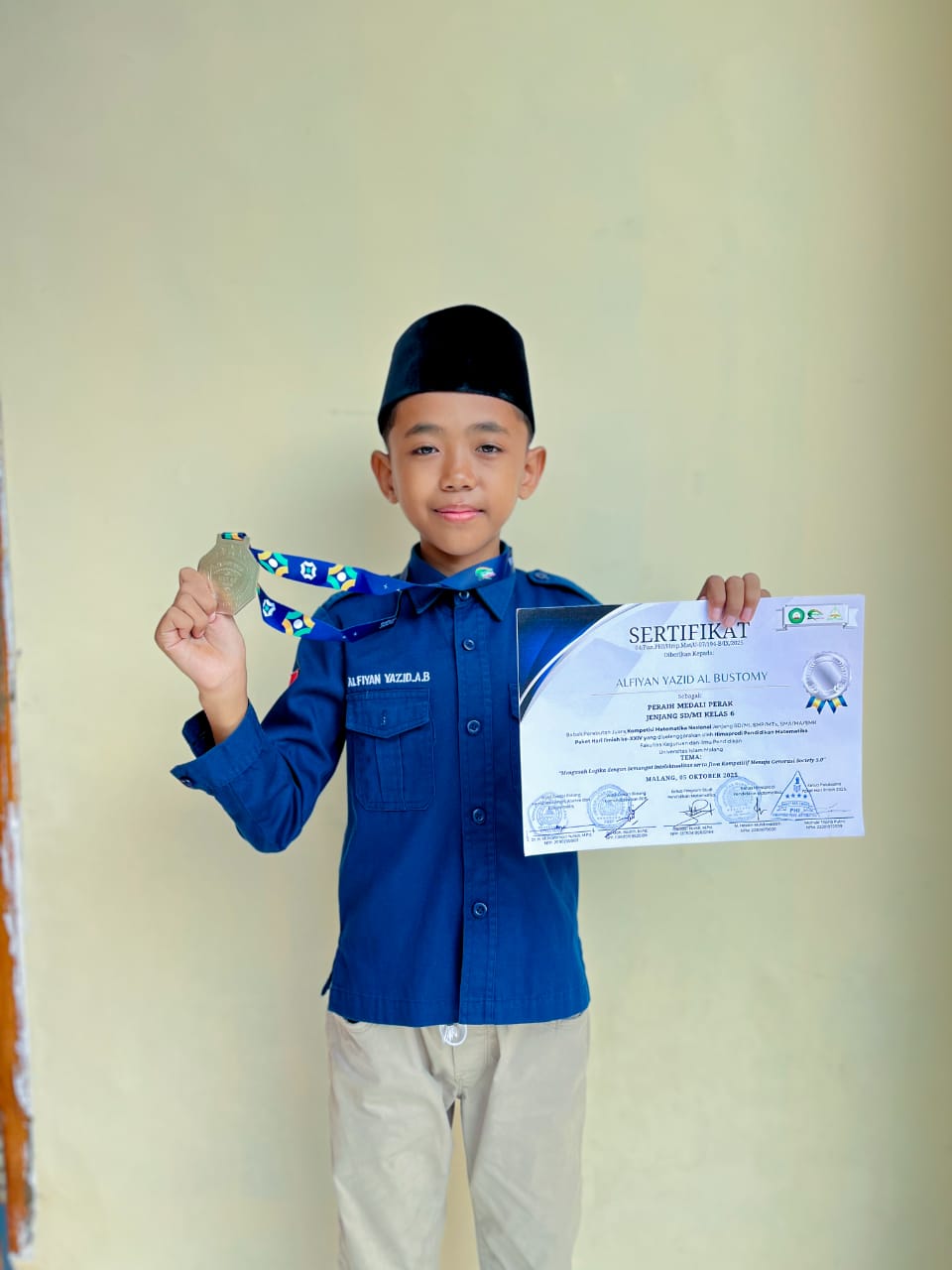 ANGKAT TROFI: Siswa MI Unggulan Nuris Jember, Alfiyan Yazid, meraih medali perunggu Olimpiade Matematika Jawa-Bali di Unmuh Jember, Desember lalu.