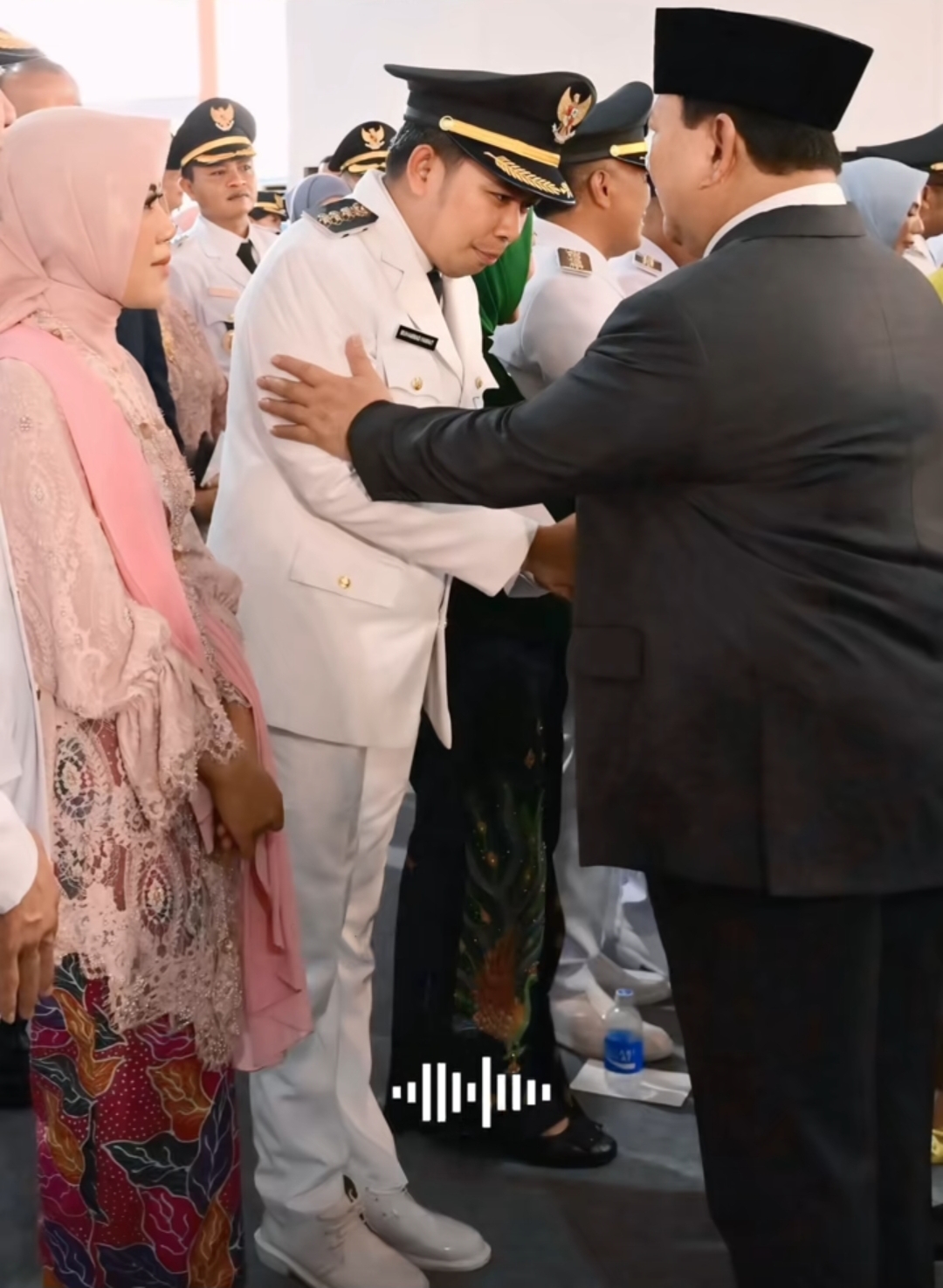 KOMITMEN TEGAK LURUS: Bupati Fawait bersalaman dengan Presiden Prabowo Subianto, seusai pelantikan kepala daerah serentak, di Jakarta, 20 Februari 2025.