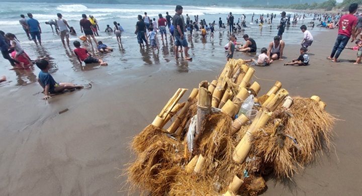 MASIH MEMBLUDAK: Hari terakhir liburan sekolah Tahun Baru masih banyak pengunjung yang datang ke pantai Payangan, di Kecamatan Ambulu pada Minggu (4/1)