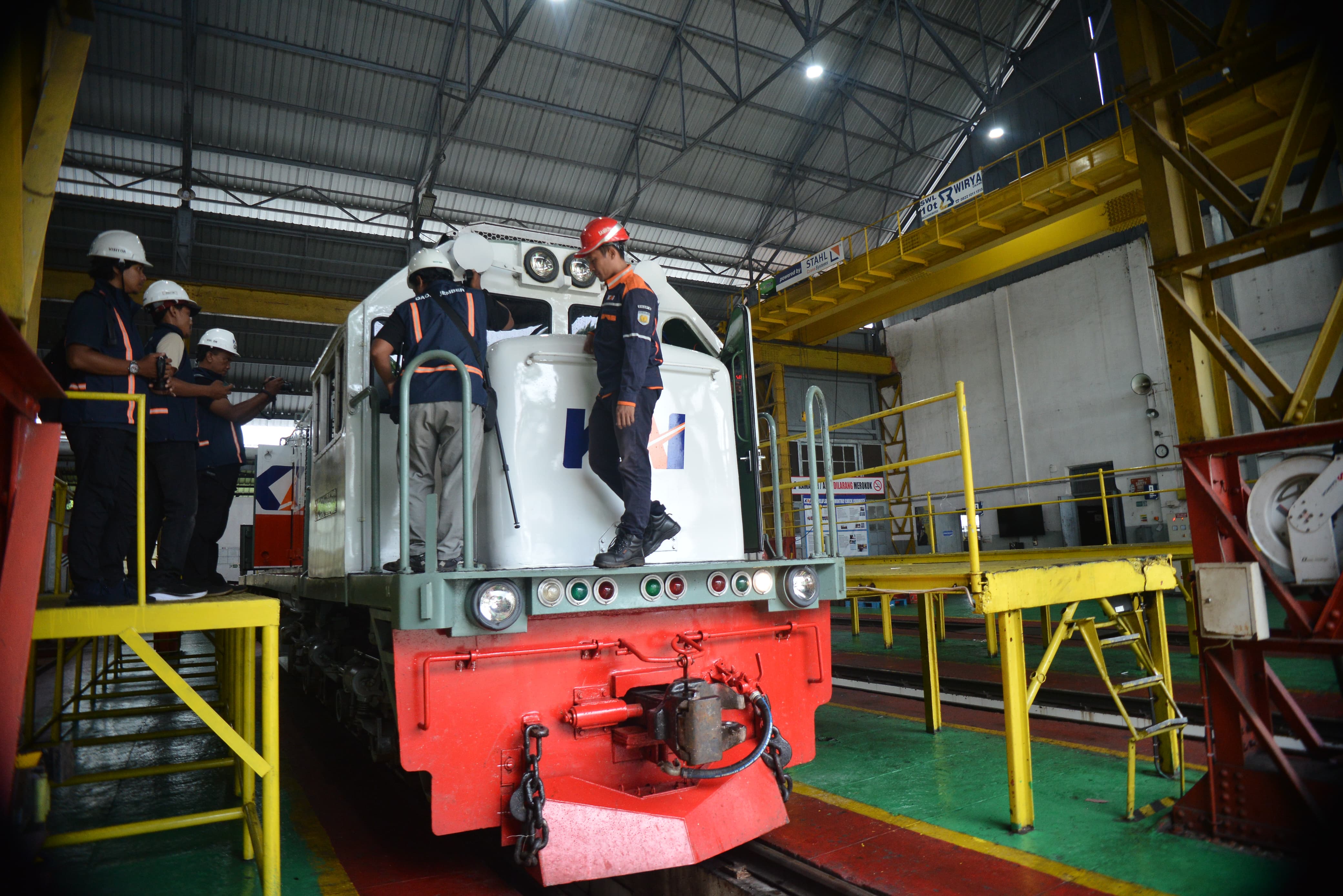 CEK RUTIN : Teknisi kereta ketika melakukan cek rutin lokomotif di Depo Daop 9 Jember.