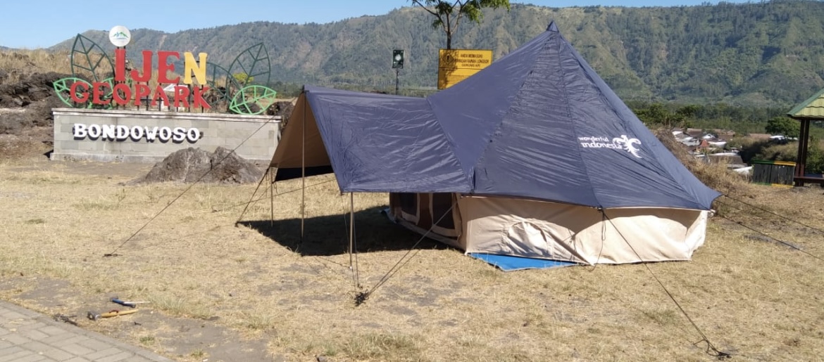 DIKUMPULKAN: Beberapa pihak saat mengumpulkan sampah berserakan di area wisata.(FAQIH HUMAINI/RADAR IJEN)