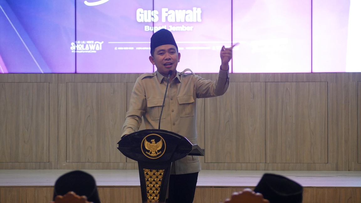 "Kita telah mencetak sejarah baru, PAD Kabupaten Jember 2025 sudah tembus angka psikologis Rp 1 triliun." MUHAMMAD FAWAIT, Bupati Jember.