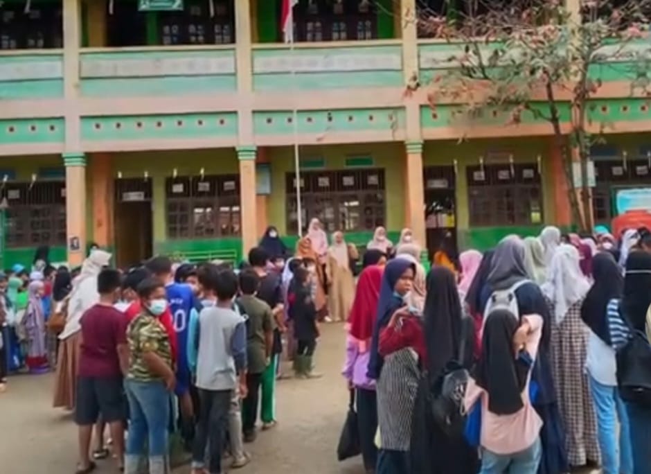 Anak-anak di Aceh Tamiang sudah mulai bersekolah.