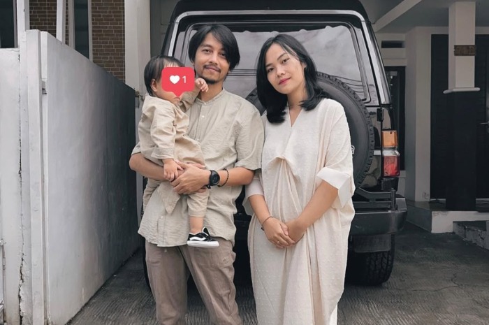 Menyoroti penuturan artis Fiersa Besari ihwal kecelakaan yang dialami istrinya, Aqia Nurfadla di Stasiun Gambir, Jakarta.
