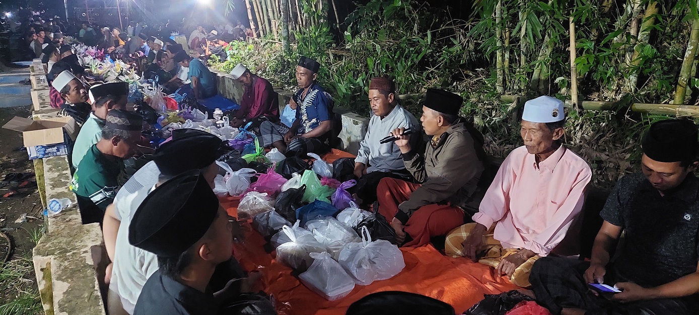 SYUKURAN: Warga selamatan atas selesainya perbaikan jembatan gantung Darus, Senin (5/1) malam lalu, karena sebelumnya putus diterjang banjir, Senin (15/12/2025) lalu.