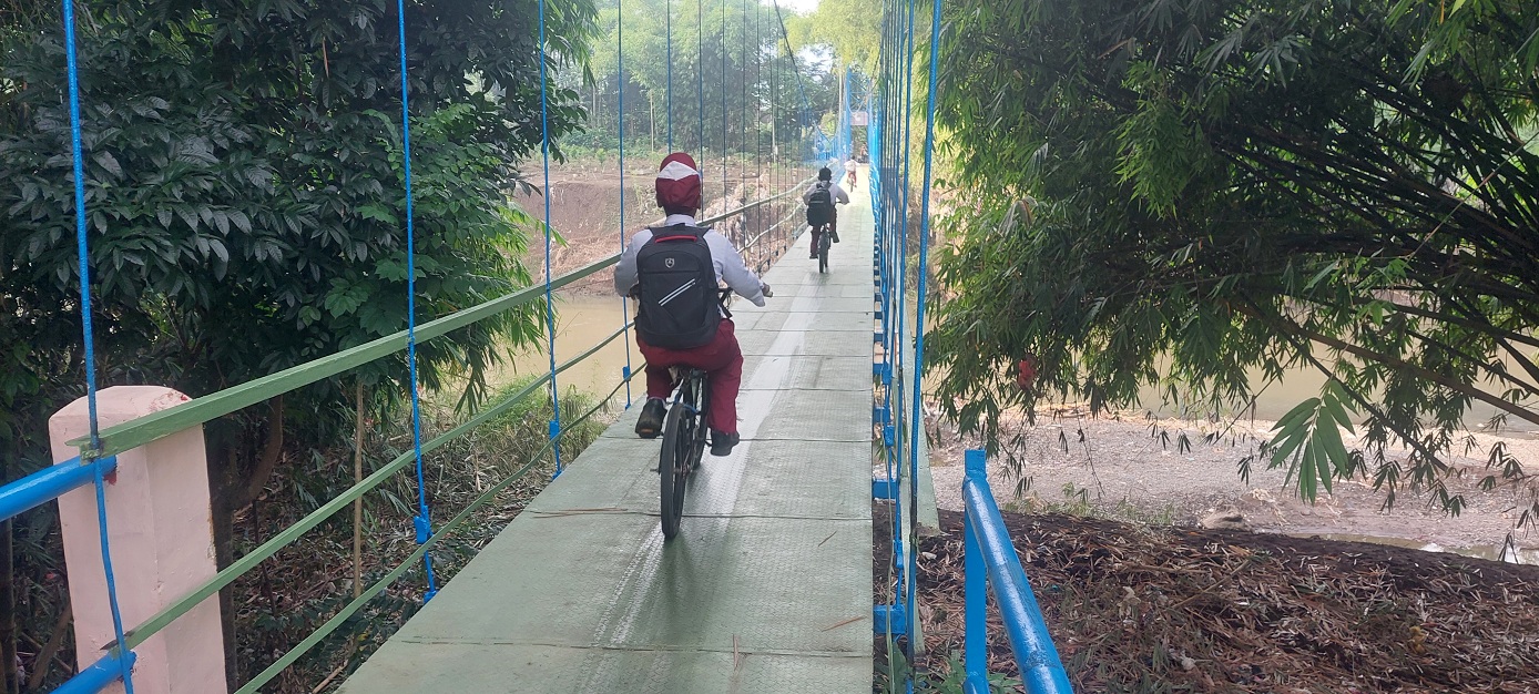 SUDAH BISA DILEWATI: Selesainya perbaikan jembatan gantung di Dusun Darungan, Desa Jubung, Kecamatan Sukorambi akibat banjir, sudah bisa dilewati lagi, kemarin.