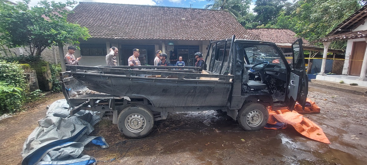 RUSAK: Tim Penjinak Bom (Jibom) Polda Jatim melakukan olah TKP mobil pikap L 300 berplat nomor P 8298 GI milik Sugiono, di Desa Tamansari, Kecamatan Mumbulsari, kemarin.