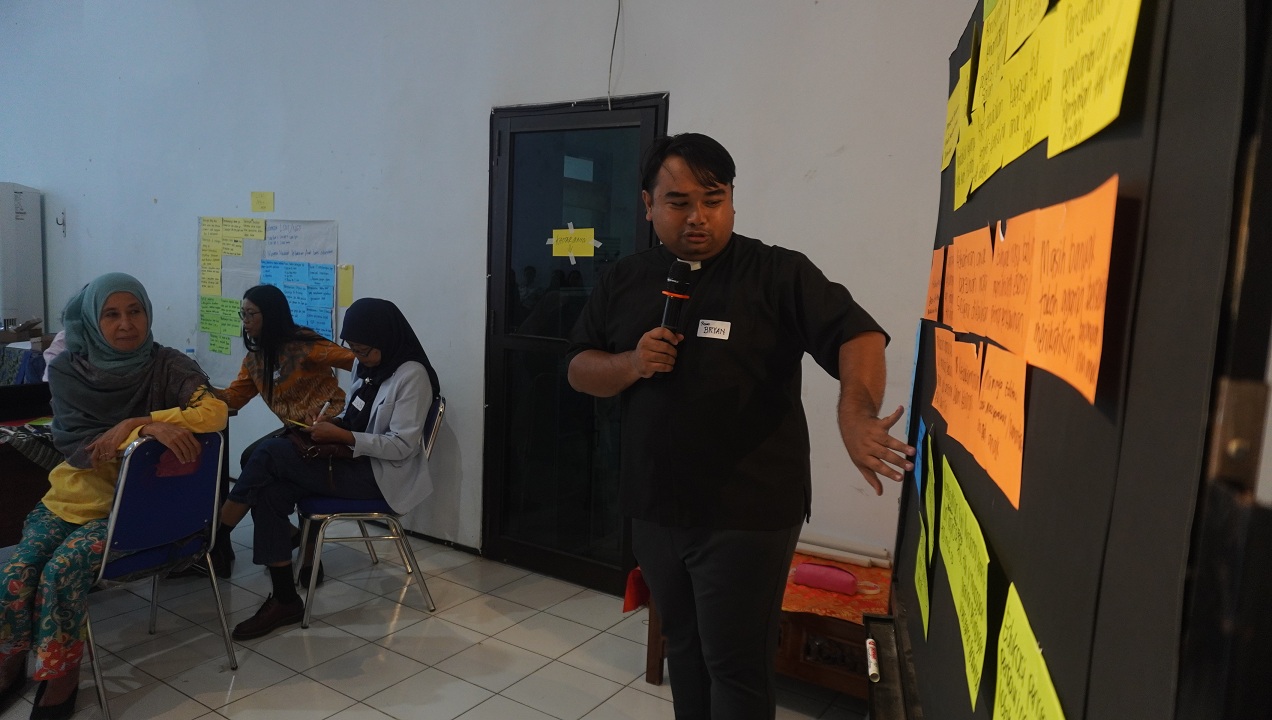 PRESENTASI: Pengemuka agama dari Gereja Katolik Santo Paulus Ambulu, Romo Doroteus Bryan, menyampaikan pencegahan perkawinan anak pada acara diskusi di akhir Desember kemarin.