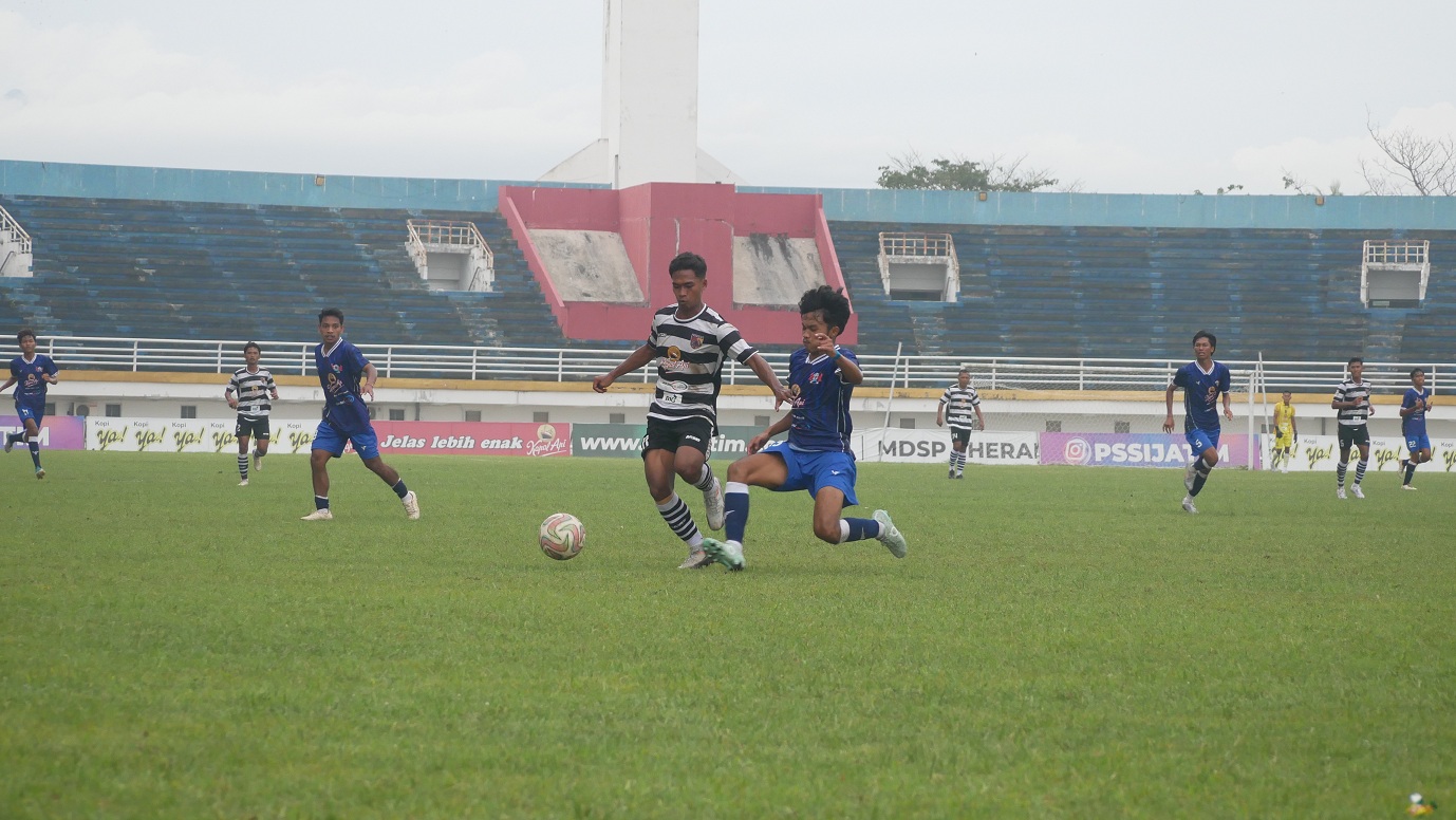 SIAP GEMPUR: Pertandingan Persid Jember melawan Arek Simo Putra, Senin lalu. Sore ini, Macan Raung tak boleh meremehkan lawannya, Persekap Kota Pasuruan.