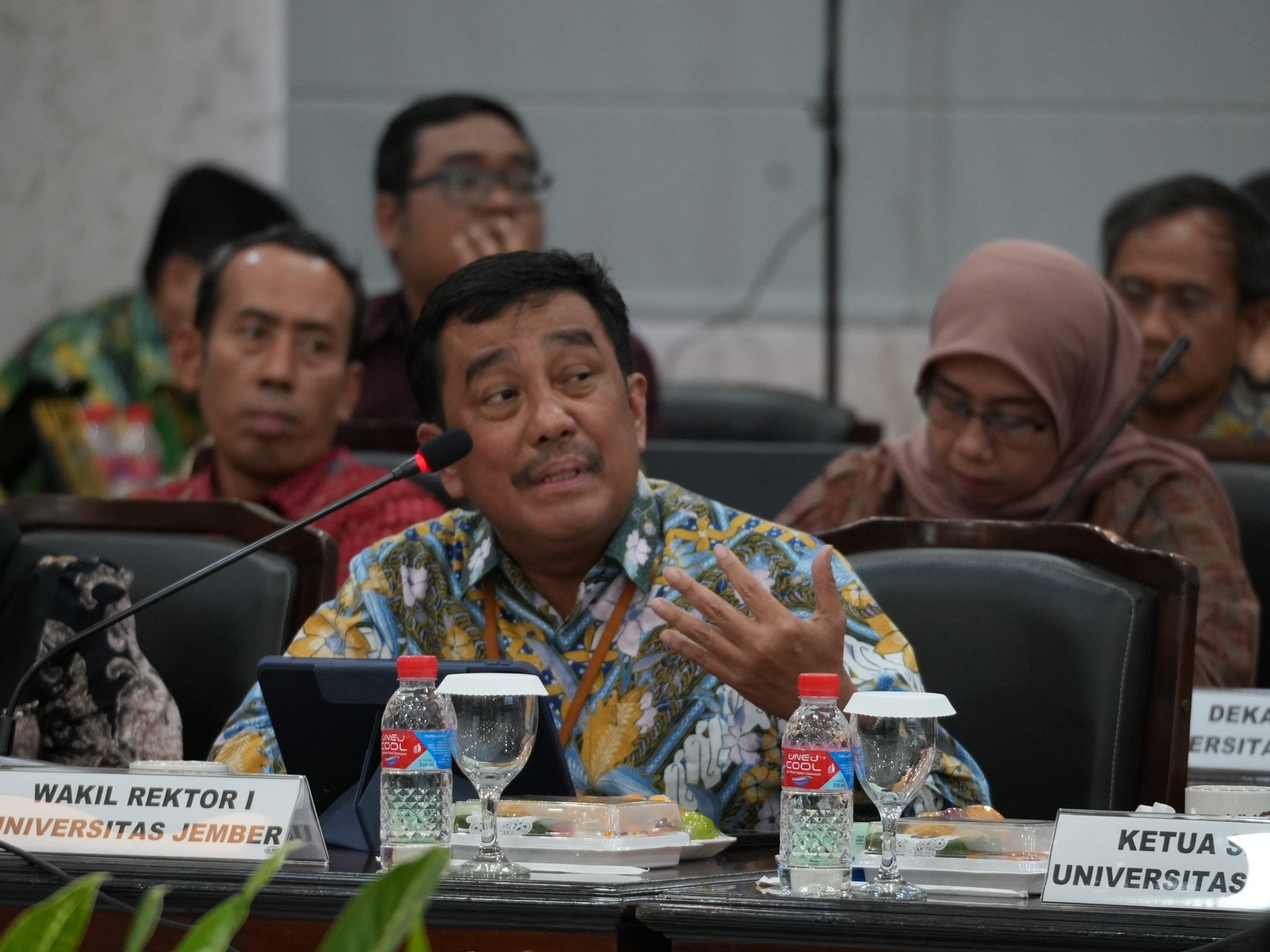 &ldquo;Sayang jika peluang kuliah di PTN gagal hanya karena urusan administratif. Padahal prestasi akademiknya sudah memenuhi.&rdquo; Prof SLAMIN, Warek I Bidang Akademik Unej.