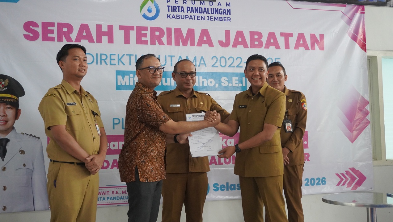 SERTIJAB: Direktur Utama 2022-2025, Miftahur Ridho, bersalaman dengan Plt. Direktur Utama, Regar Jeane Dealen Nangka, ditemani Pj. Sekda Akhmad Helmi Lukman, di Kantor Perumda Tirta Pandalungan Jember