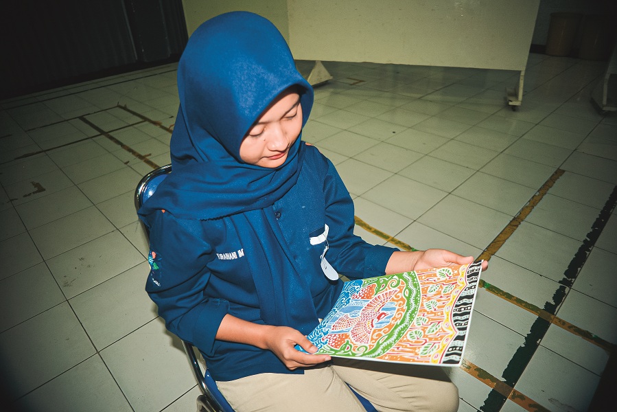 UNJUK SKILL: Furaihani Imtiyaz Prastzuba, siswa kelas XI SMKN 4 Jember, menunjukan karya batik dalam lomba Raras Angganing Batik Ilkom Unmuh Jember, beberapa waktu lalu.