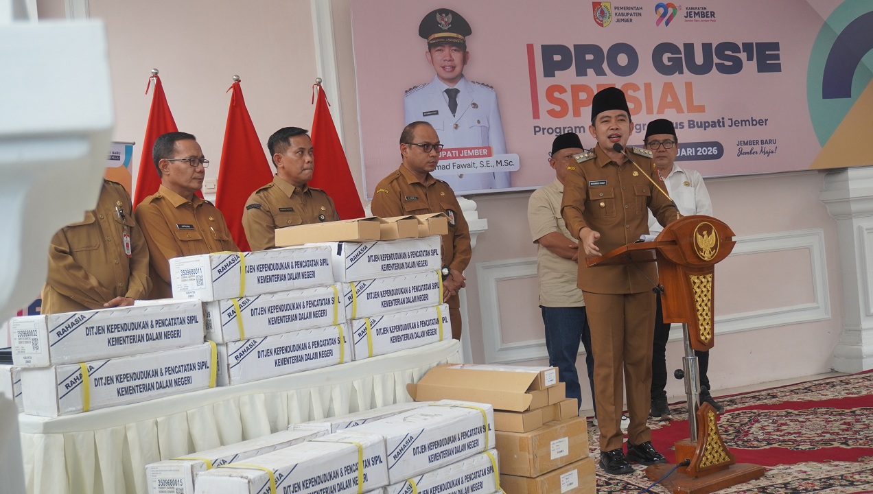 SIAP LUNCURKAN: Bupati Fawait memamerkan 68 ribu keping blanko KTP-el, saat menyampaikan progres kinerjanya secara terbuka di Kecamatan Jenggawah, Senin (5/1).