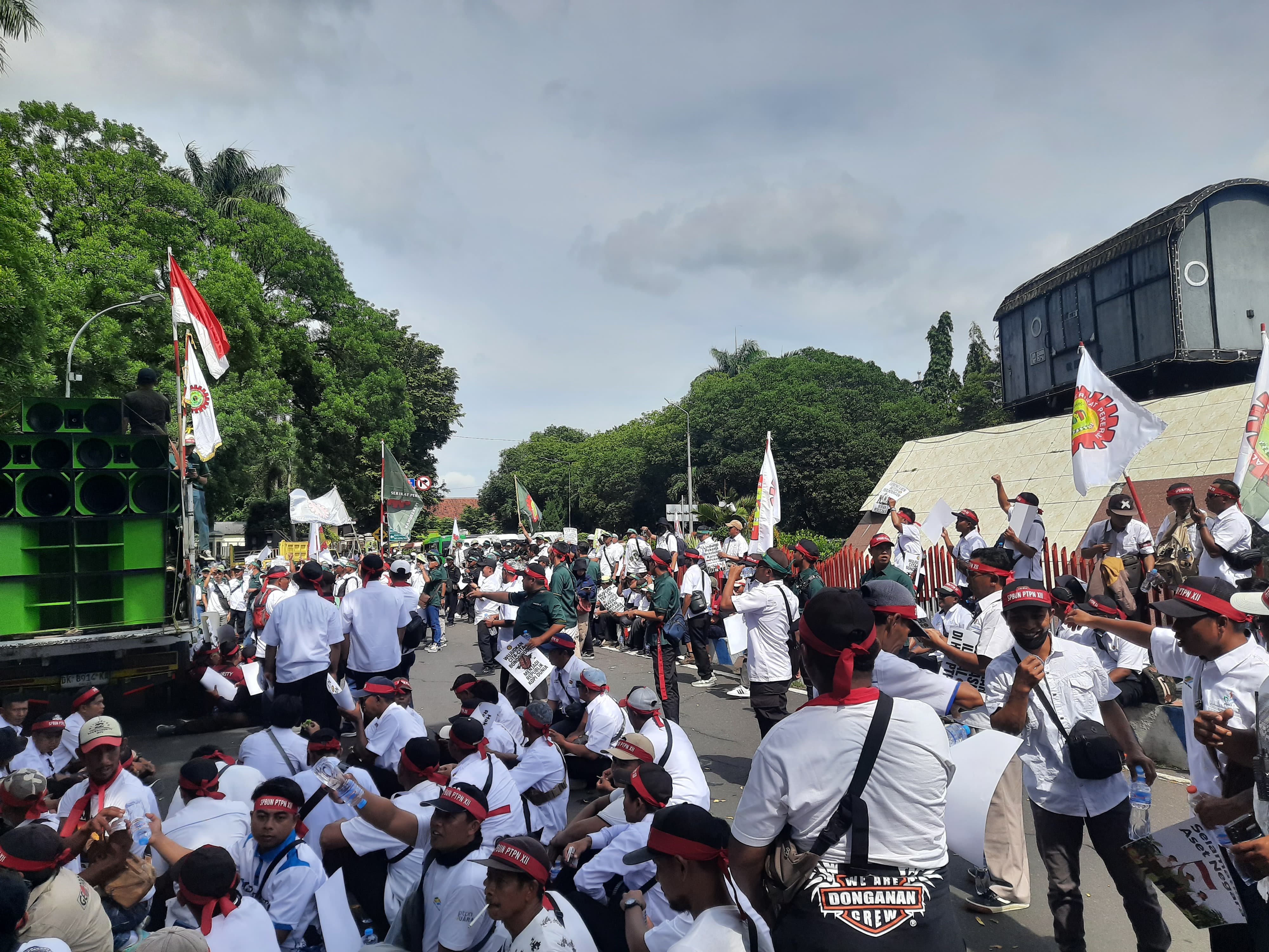 BERKUMPUL:Para peserta aksi saat memadati depan kantor pemkab Bondowos (FAQIH/RJ)