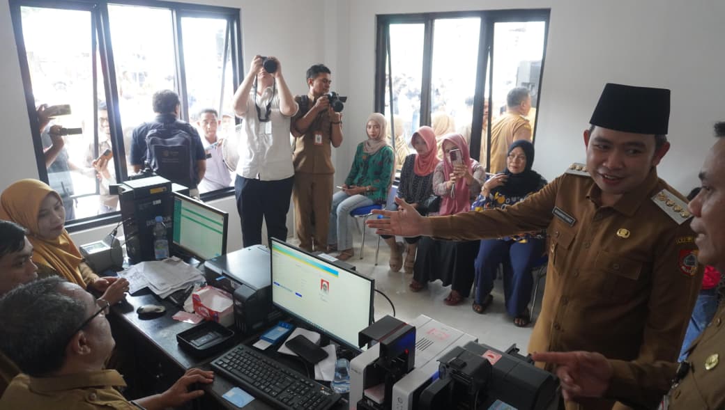 Bupati Fawait mengecek langsung pencetakan e-KTP di ruang pelayanan Kantor Kecamatan Jenggawah, seusai meluncurkan 68 ribu blanko e-KTP untuk warga Jember (5/1). (Foto: Maulana/Radar Jember)