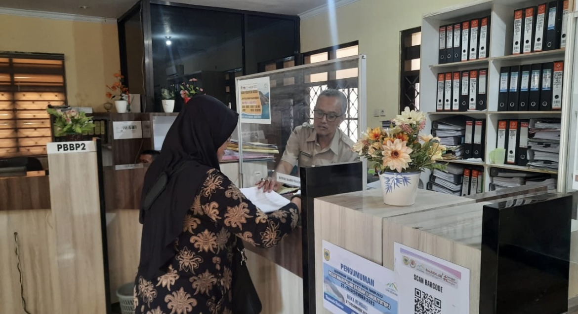 MEMBAYAR: Warga saat melakukan pembayaraan PBB di kantor Bapenda Bondowoso.(FAQIH HUMAINI/RADAR IJEN)