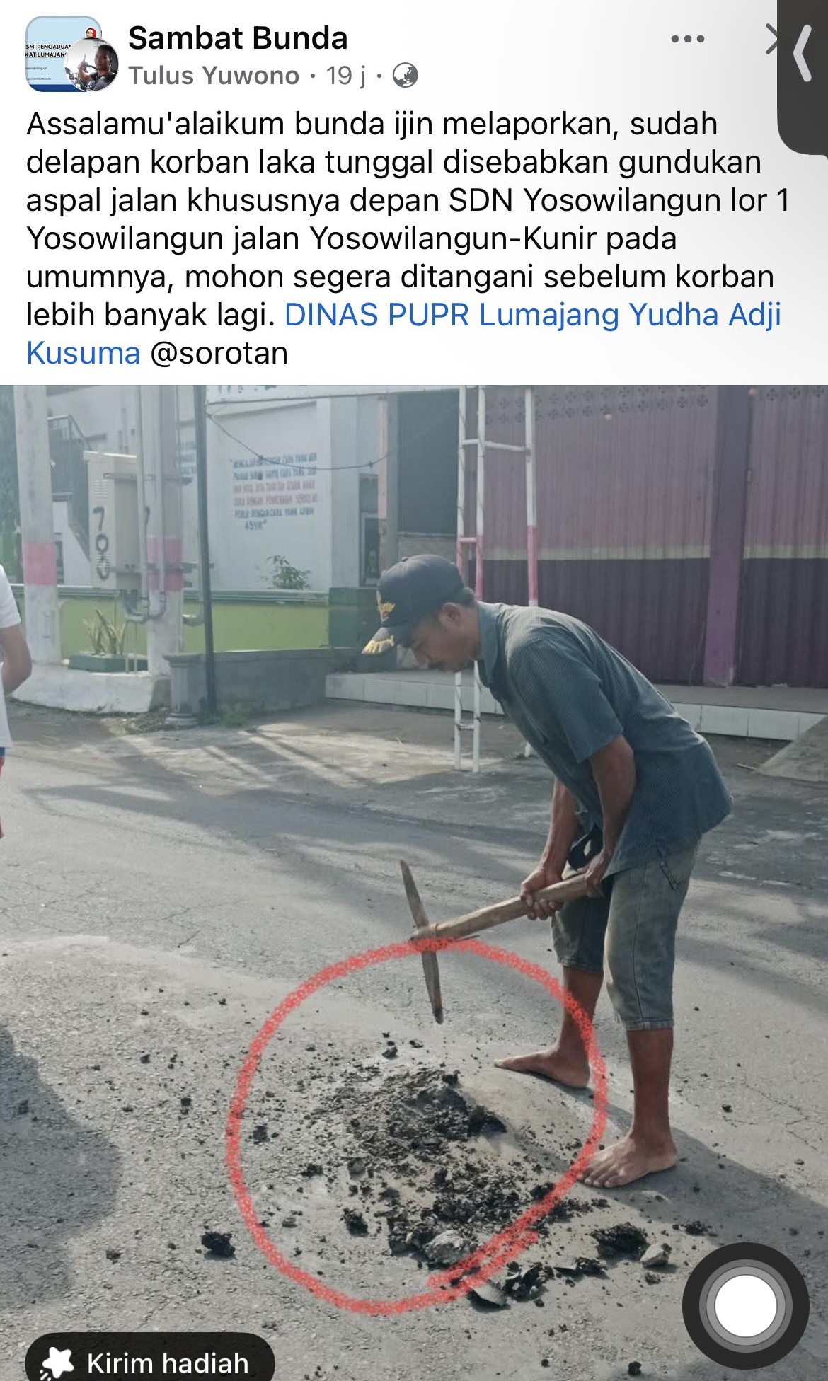 KONDISI gundukan aspal di depan SDN 01 Yosowilangun lor dikeluhkan warga. Sebab, gundukan itu seringkali membuat pengendara yang kurang waspada terjatuh. Informasinya, sudah ada 8 korban yang terjartu