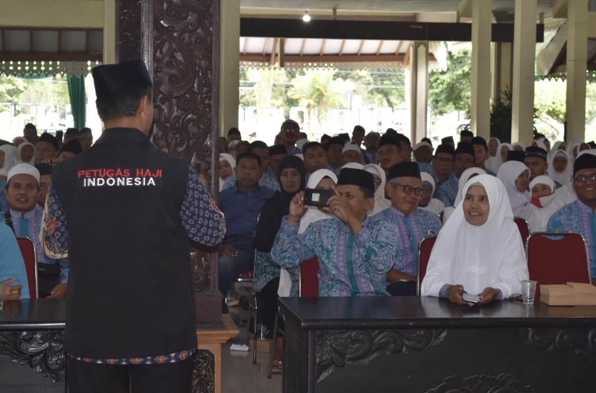FOKUS: Sejumlah CJH di Bondowoso mendengarkan arahan dari petugas haji tahun lalu.(DOK RADAR IJEN)