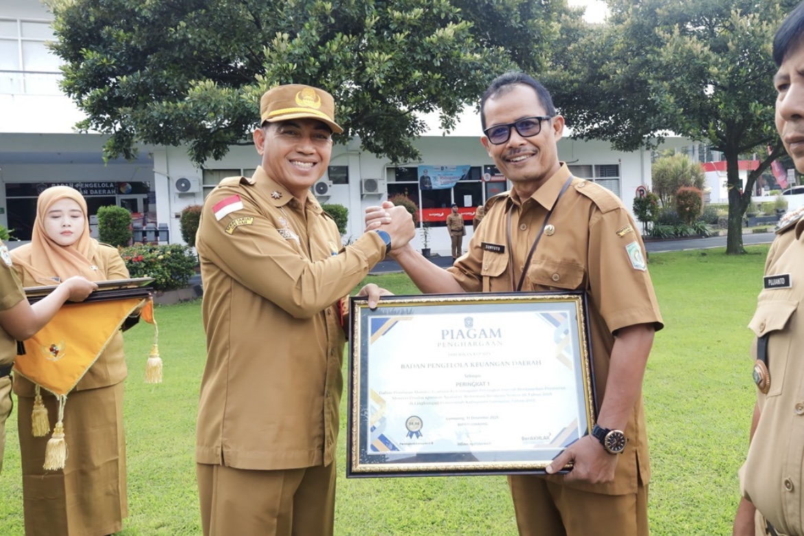 SERAHKAN: Sekretaris Daerah (Sekda) Lumajang Agus Triyono saat mengapresiasi kinerja OPD, kemarin. (ATIEQSON MAR IQBAl/RAME)