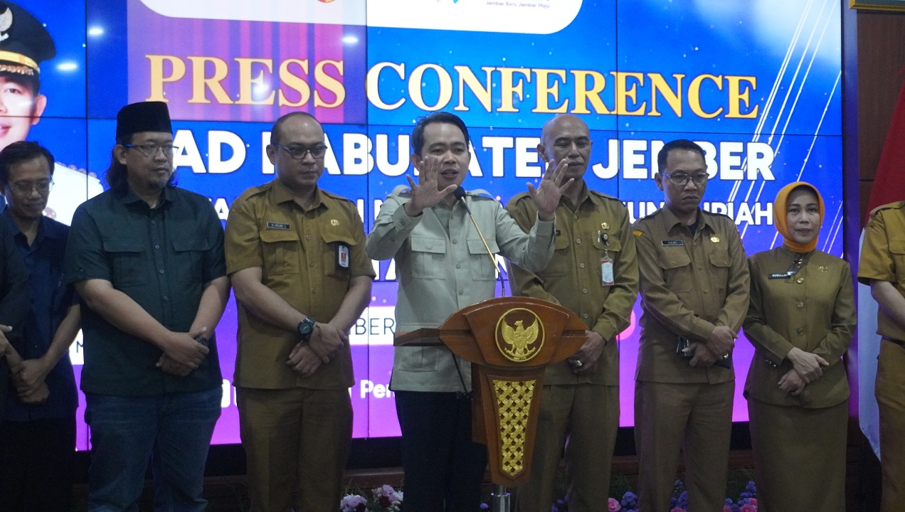 BEBERKAN CAPAIAN: Bupati Jember Muhammad Fawait didampingi sejumlah pejabat, memaparkan pencapaian PAD Jember tahun 2025 yang tembus Rp 1 triliun lebih, di Kantor Bapenda Jember, Selasa (6/1).