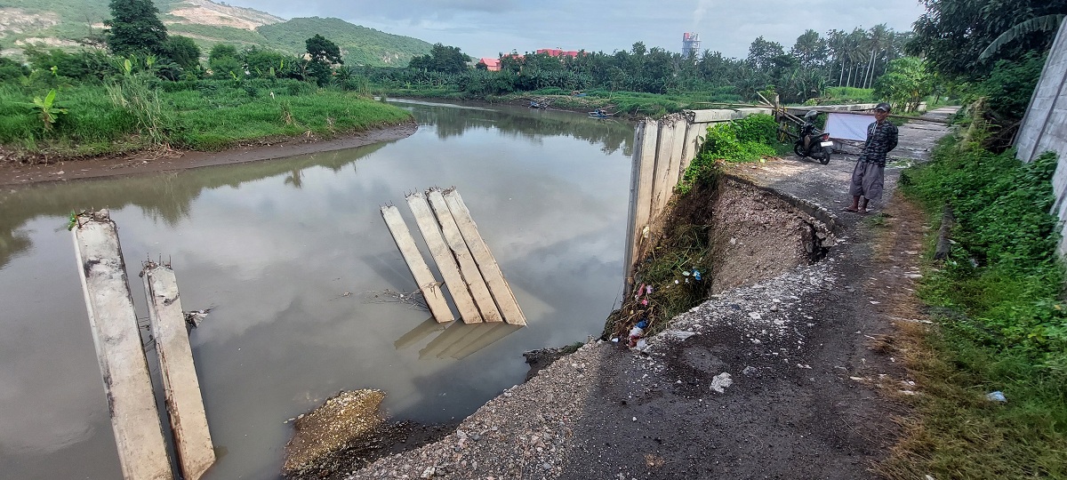 AKHIRNYA PUTUS: Jalan penghubung Dusun Sulakdoro, Desa Lojejer, Wuluhan dengan Dusun Penitik, Desa Wonosari, Kecamatan Puger putus setelah diterjang banjir, Senin (15/12) lalu.