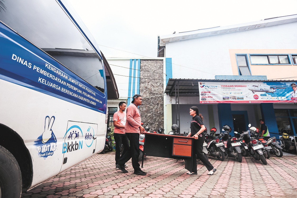 PINDAH: ASN eks DP3AKB memindahkan barang ke mobil. Sebab gedung ini bakal ditempati KKPG Jember.