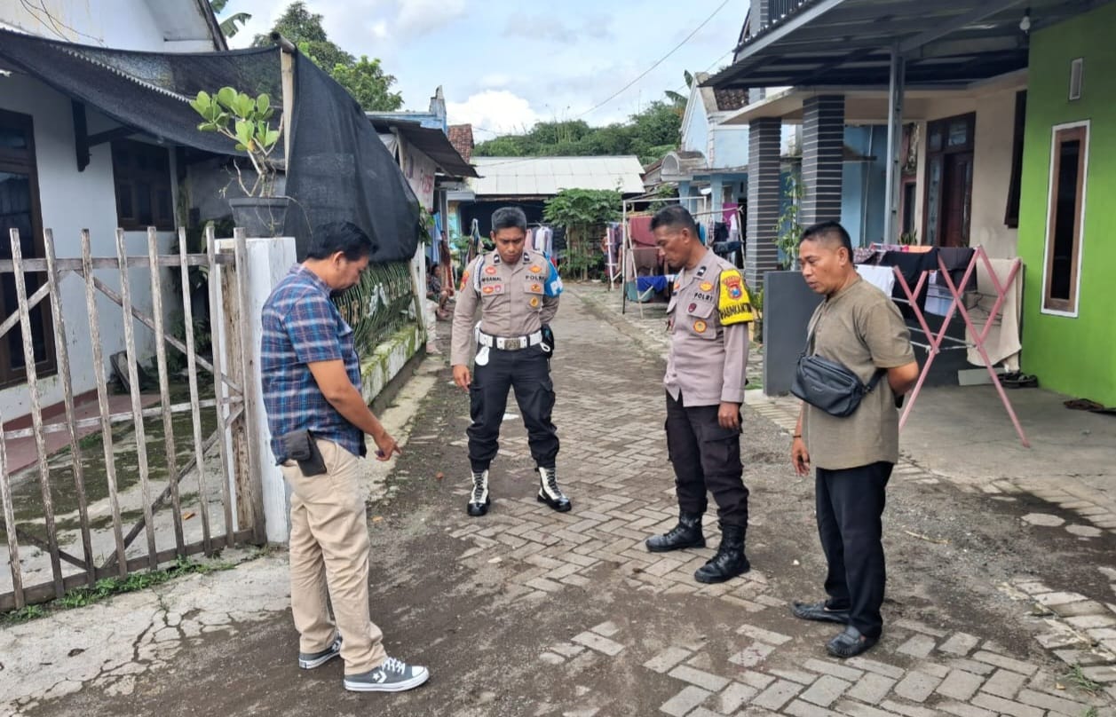 OLAH TKP: Aiptu Vivin Mujianto Ps Kanit Reskrim Polsek Ajung bersama anggota melakukan olah TKP di depan rumah korban penganiayaan, Rabu (7/1) pagi.