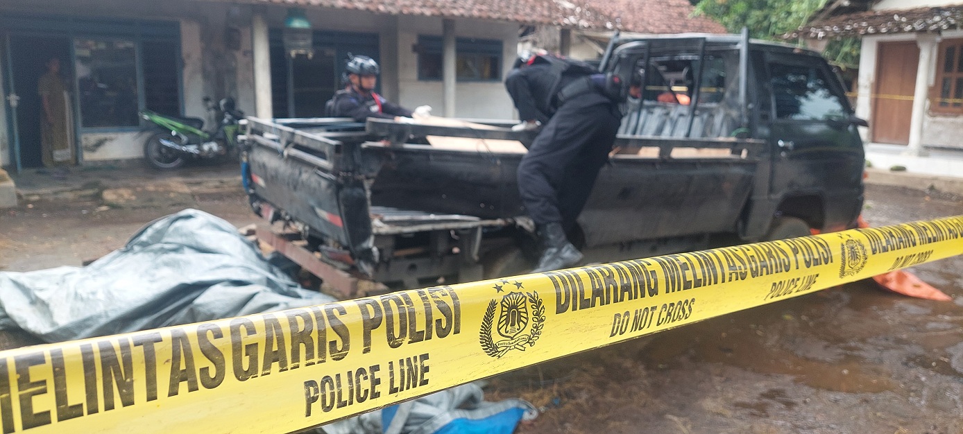 RUSAK: Mobil pikap L 300 P 8298 GI milik Sugiono, warga Desa Tamansari, Kecamatan Mumbulsari rusak parah setelah ledakan karbit, Senin (5/1) lalu.