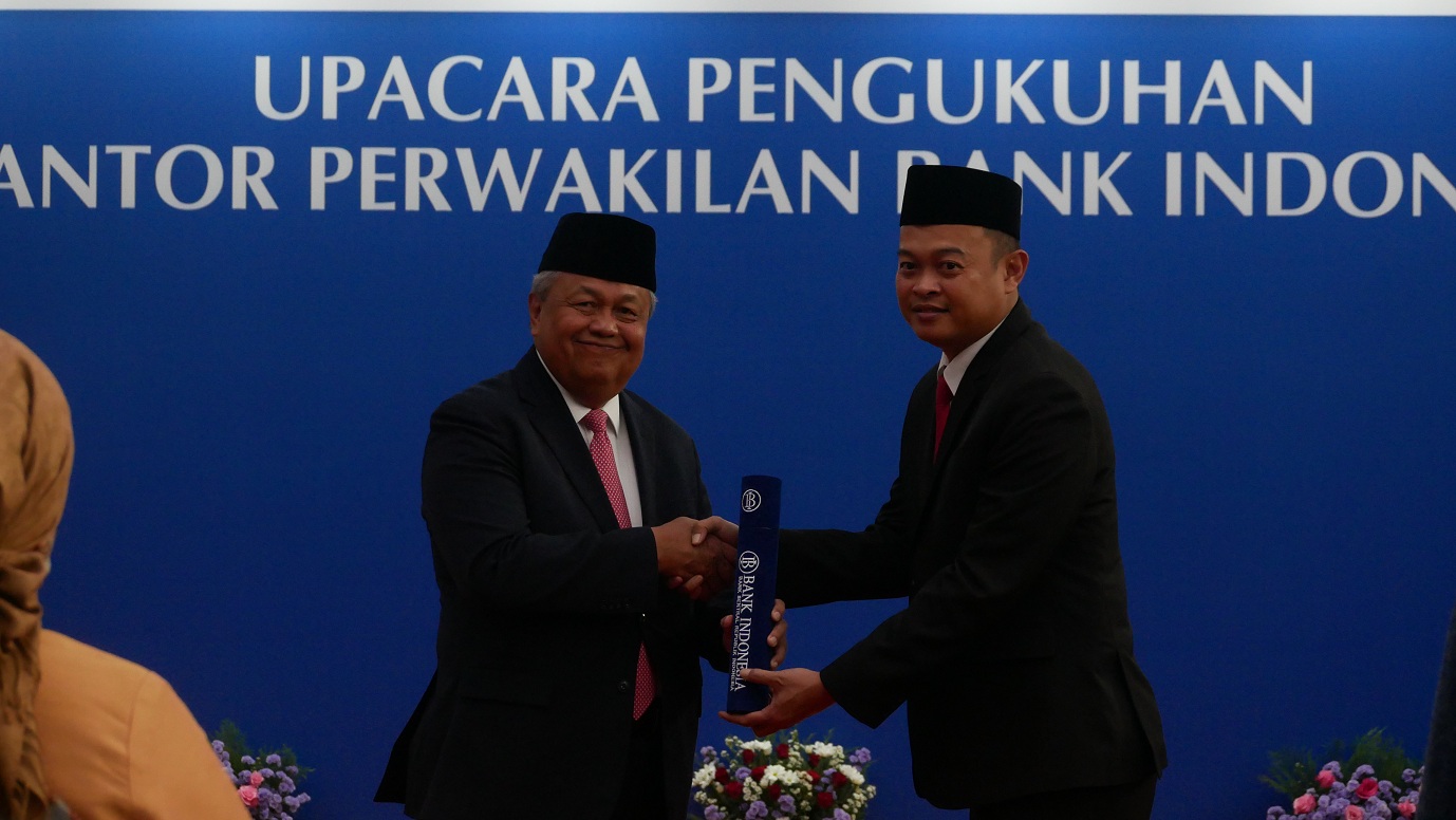 2 AMANAH BARU: Gubernur BI Perry Warjiyo (kiri) mengukuhkan Iqbal Reza Nugraha sebagai Kepala KPwBI Jember yang baru.