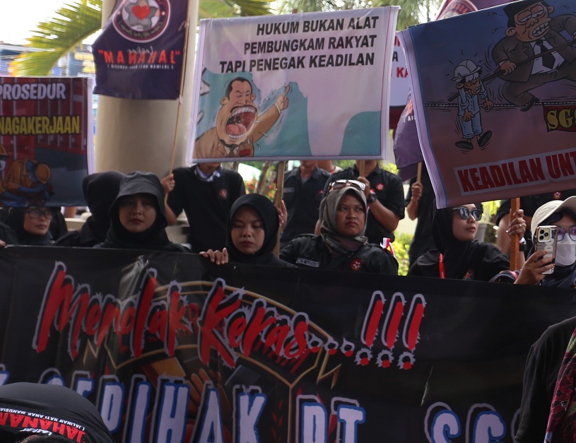 SAMPAIKAN TUNTUTAN: Pekerja PT Sumber Graha Sejahtera (SGS) menggelar aksi demonstrasi di Gedung DPRD Jember, kemarin (7/1), menuntut pemenuhan hak pesangon akibat PHK.