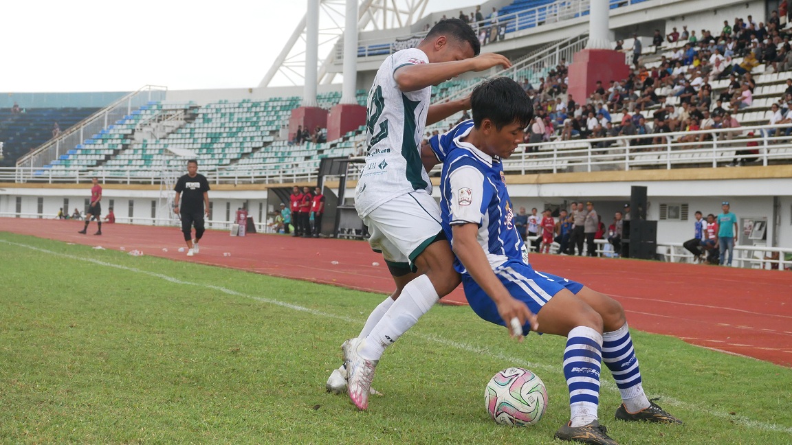 TEMPEL: Faiz, penyerang Persid Jember (biru) dikawal ketat oleh pemain Persekab, kemarin (7/1) di Stadion JSG. Dalam laga tersebut, Persid meraih hasil imbang 0-0.
