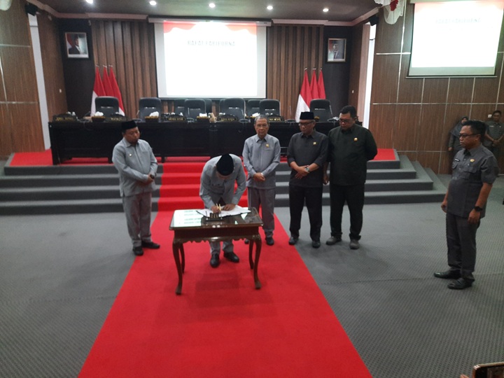 DIPROSES: Pimpinan DPRD Bondowoso bersama Bupati Bondowoso saat menandatangani raperda pengaturan pengangkatan kepala desa, (7/1).