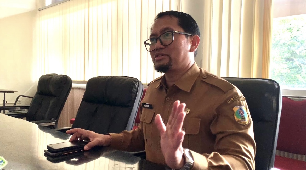 TEGAS: Sekda Bondowoso, Fathur Rozi menyampaikan hasil uji laboratorium penyebab keracunan di SPPG Al hidayah 3.(ILHAM WAHYUDI/RADAR IJEN)