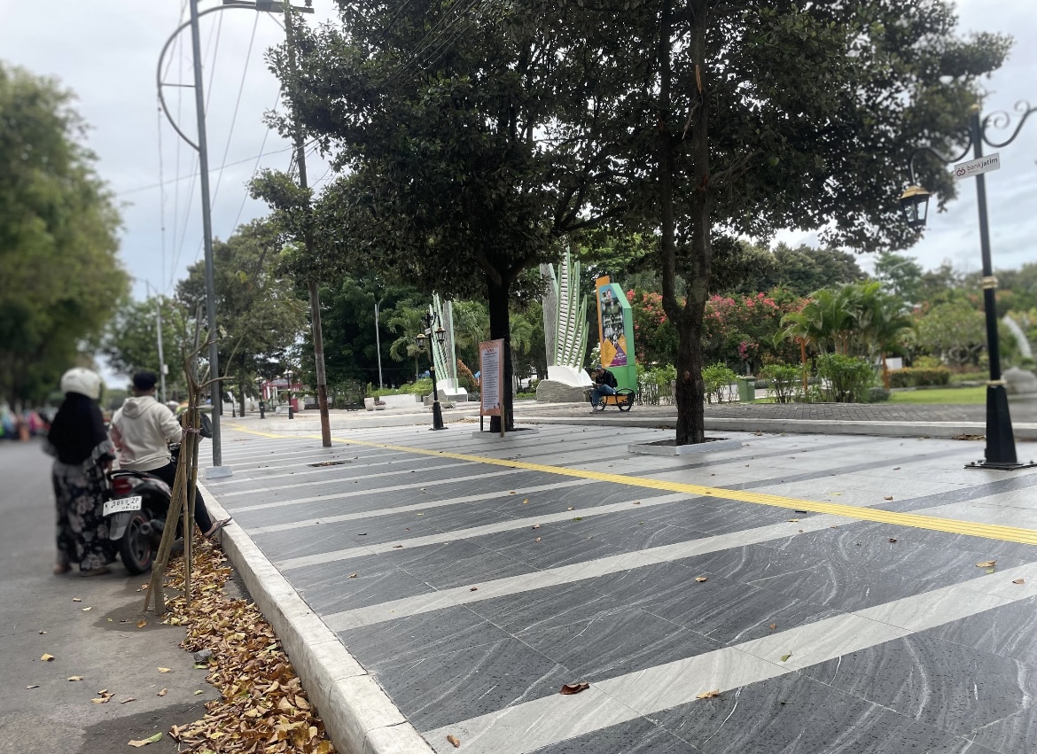 TERTATA: Kondisi alun-alun Lumajang mulai tertata lebih rapi, namun budaya membuang sampah pada tempatnya perlu ditingkatkan. (ADE APRYANIS/RAME)