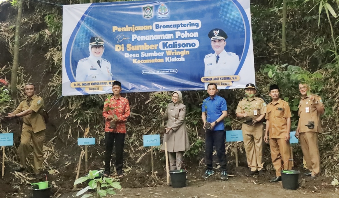 RESMIKAN: Bupati Lumajang Indah Amperawati saat menghadiri peresmian sistem penyediaan air minum (SPAM) Kalisono di Desa Sumberwringin, Kecamatan Klakah.(ATIEQSON MAR IQBAL/RAME)