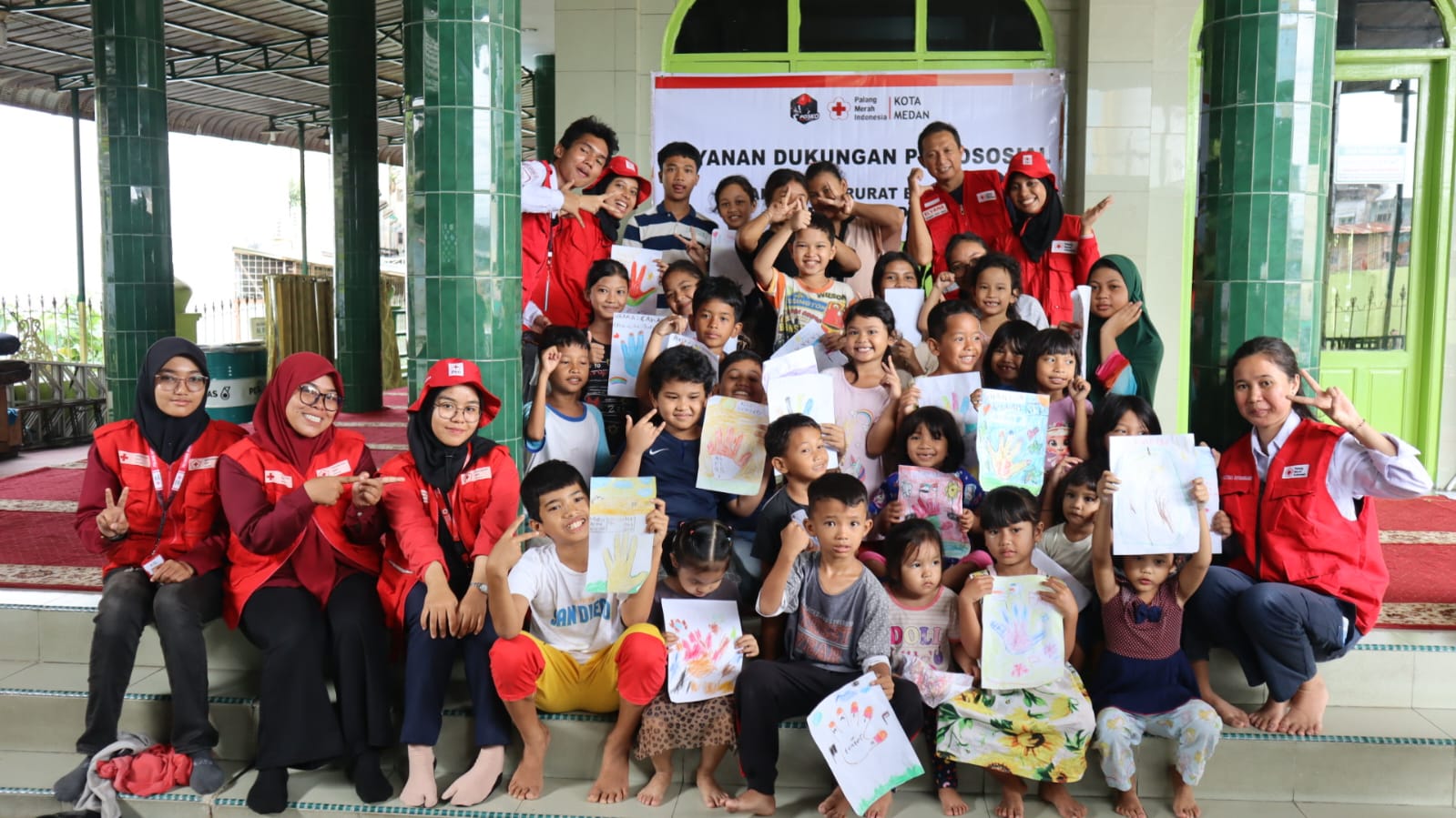 TANGANI TRAUMA: Kabid Pelayanan Markas PMI Jember Elvana Kusdijanto menjadi salah satu tim psikososial PMI yang ditugaskan untuk mendampingi pemulihan trauma korban bencana Sumatera dan Aceh.