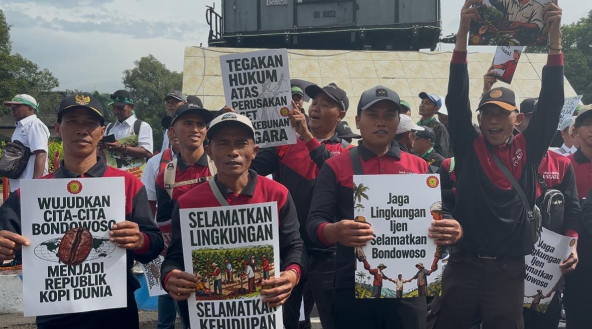 SUARAKAN TUNTUTAN: Sejumlah pekerja kebun saat melakukan aksi damai depan kantor Pemkab Bondowoso kemarin.