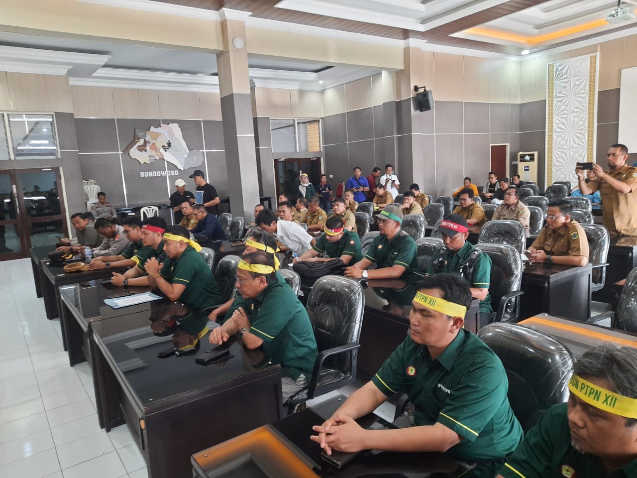 BERKUMPUL: Sejumlah pekerja saat melakukan audiensi dengan Forkopimda Bondowoso.