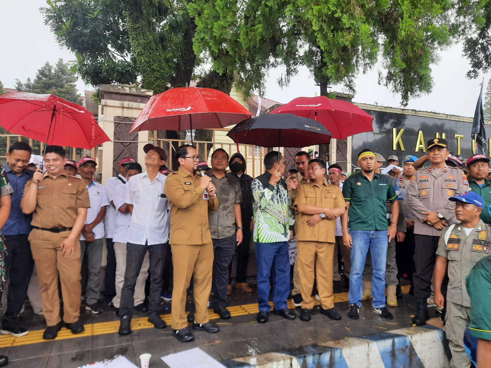 MENEMUI: Sejumlah perwakilan Forkopimda saat menemui massa aksi di depan Pemkab Bondowoso