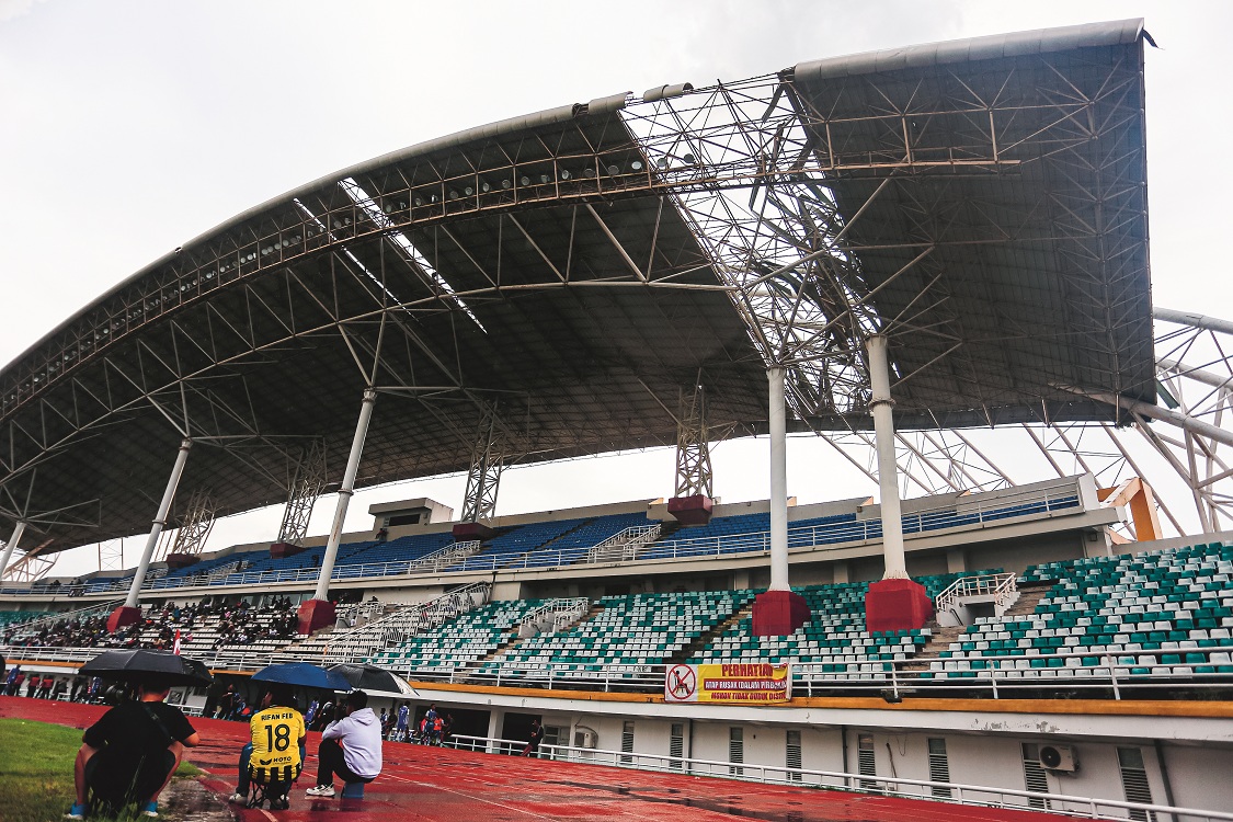 MASIH RUSAK: Atap stadion Jember Sport Garden (JSG) sisi tribun barat rusak. Sejak awal tahun lalu, kondisinya rusak dan makin parah.