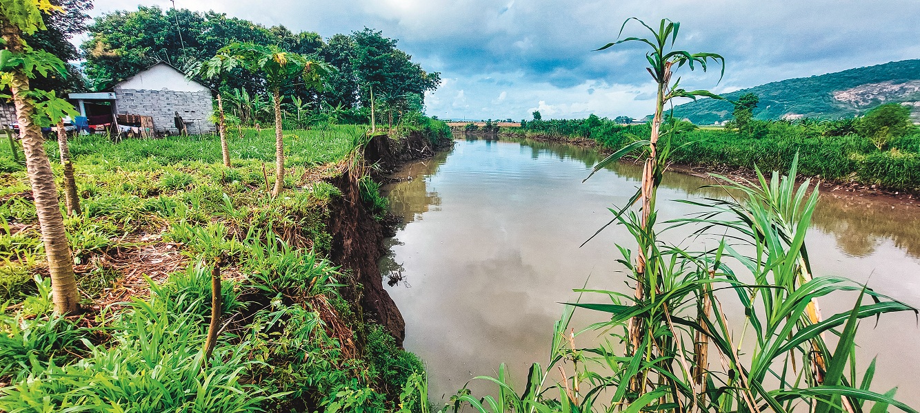 BERBAHAYA: Tanah pekarangan milik warga di Dusun Sulakdoro, Desa Lojejer, Kecamatan Wuluhan tergerus tergerus sungai Bedadung.