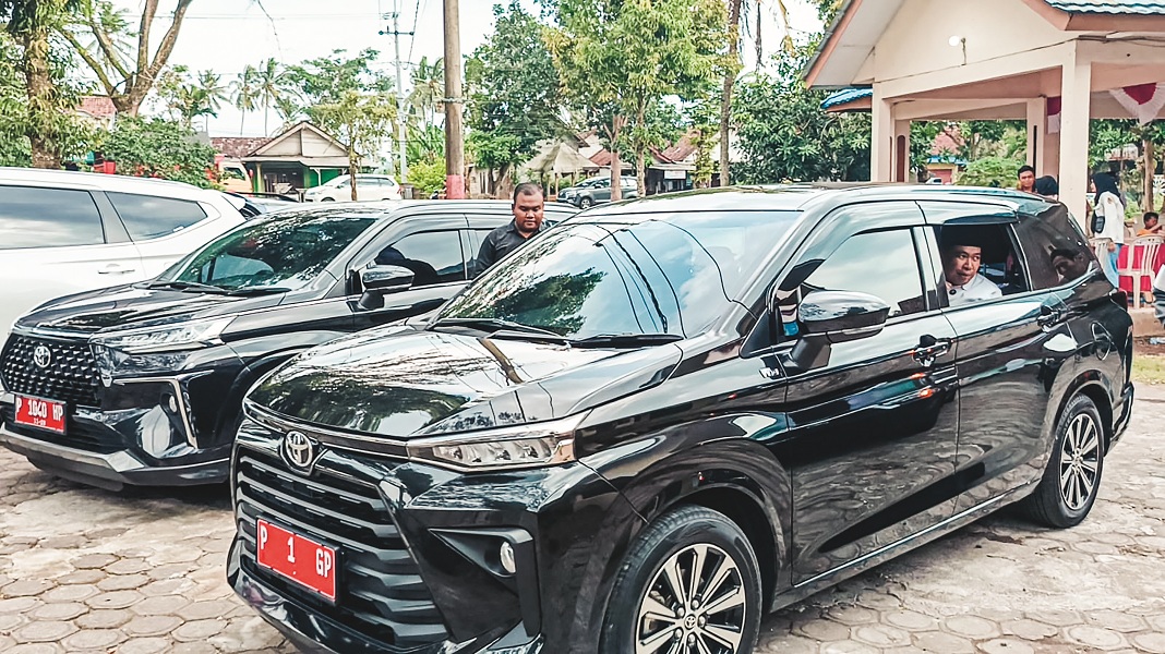 DIRESMIKAN: Bupati Jember Muhammad Fawait menaiki mobdin. Dia mematikan tak ada belanja mobdin untuk tahun ini.