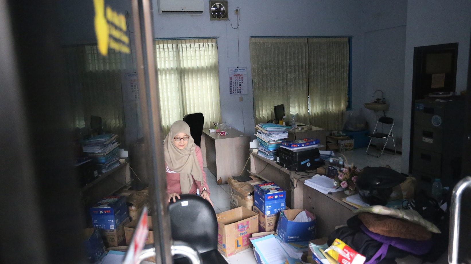 PENATAAN: Pegawai DP3AKB Jember telah siap-siap untuk pindah kantor.